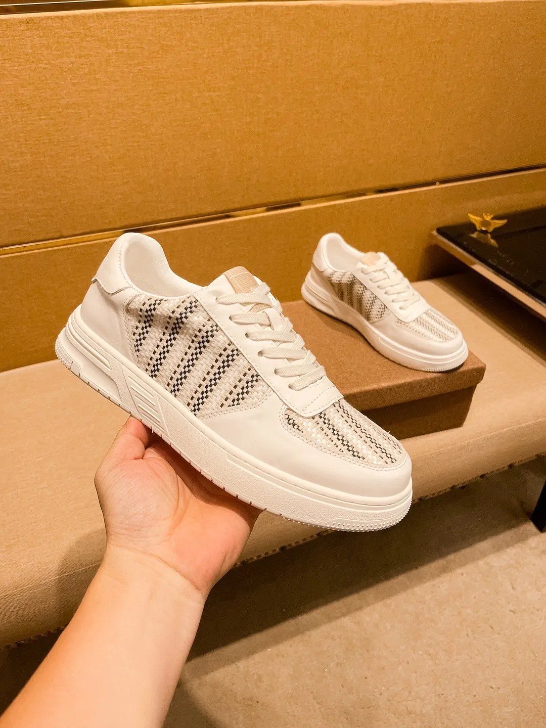 🚘🚘Factory batch 400💰【Dior】🔥Men's high-end brand of shoes official website 1:1 latest masterpiece: the upper is made of first-layer cowhide imported from Italy with a comfortable and breathable lining➕original non-slip and wear-resistant outsole🔥, making walking more convenient and comfortable! An exclusive new model, a stunning work, a beautiful 1:1 replica [color] compared to the official quality! Create a fashionable personality to set off your uniqueness! A must-have for trendy men! Classic 🔥Size: 38-44 Color: 🔥 2⃣️colors available🔥